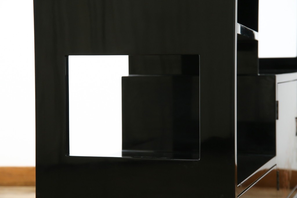 中古　美品!!　輪島塗り　繊細なタッチで描かれた花の意匠が雅な雰囲気を醸し出す茶棚　(R-066527)