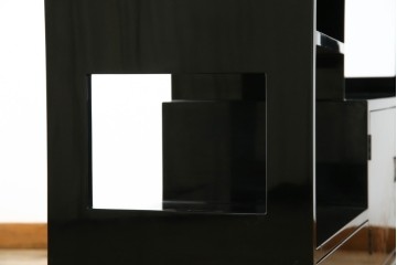 中古　美品!!　輪島塗り　繊細なタッチで描かれた花の意匠が雅な雰囲気を醸し出す茶棚　(R-066527)