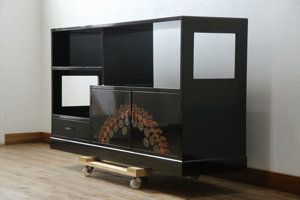 中古　美品!!　輪島塗り　繊細なタッチで描かれた花の意匠が雅な雰囲気を醸し出す茶棚　(R-066527)