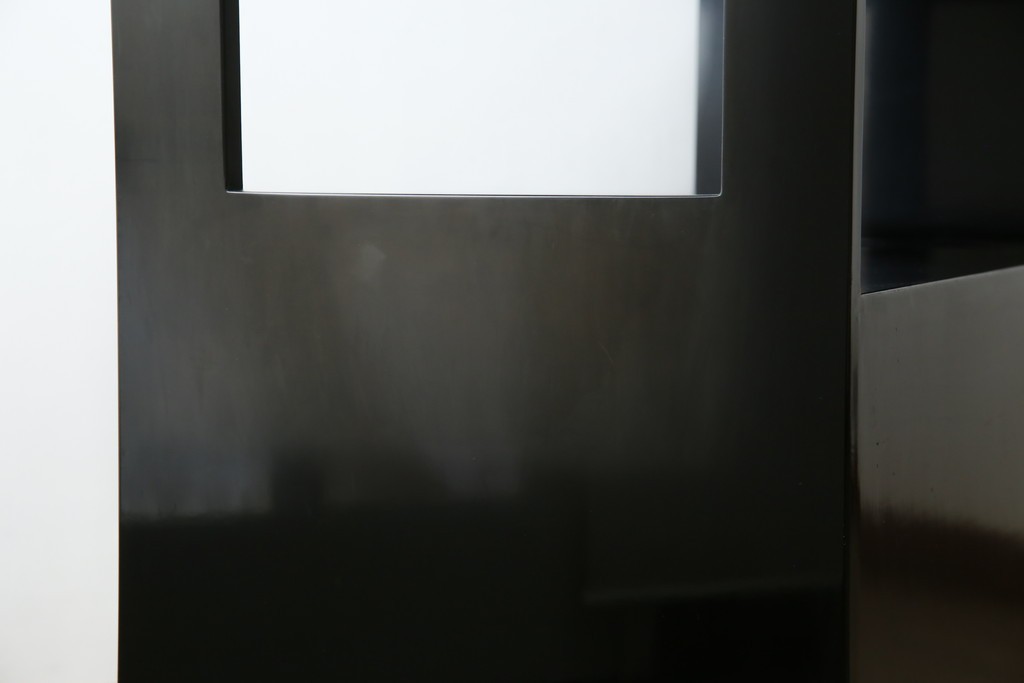 中古　美品!!　輪島塗り　繊細なタッチで描かれた花の意匠が雅な雰囲気を醸し出す茶棚　(R-066527)