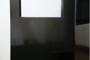 中古　美品!!　輪島塗り　繊細なタッチで描かれた花の意匠が雅な雰囲気を醸し出す茶棚　(R-066527)