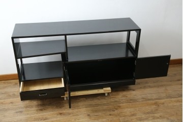 中古　美品!!　輪島塗り　繊細なタッチで描かれた花の意匠が雅な雰囲気を醸し出す茶棚　(R-066527)