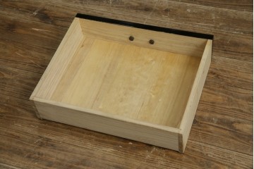 中古　美品!!　輪島塗り　繊細なタッチで描かれた花の意匠が雅な雰囲気を醸し出す茶棚　(R-066527)