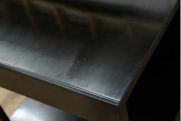 中古　美品!!　輪島塗り　繊細なタッチで描かれた花の意匠が雅な雰囲気を醸し出す茶棚　(R-066527)