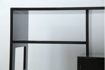 中古　美品!!　輪島塗り　繊細なタッチで描かれた花の意匠が雅な雰囲気を醸し出す茶棚　(R-066527)