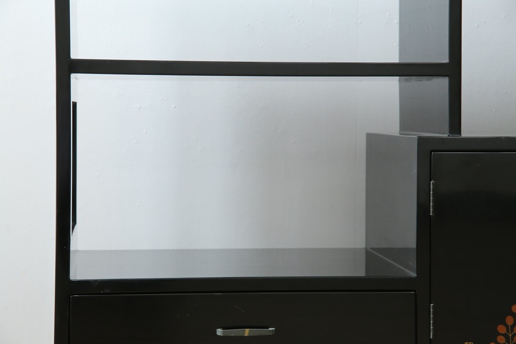 中古　美品!!　輪島塗り　繊細なタッチで描かれた花の意匠が雅な雰囲気を醸し出す茶棚　(R-066527)