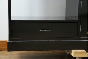 中古　美品!!　輪島塗り　繊細なタッチで描かれた花の意匠が雅な雰囲気を醸し出す茶棚　(R-066527)