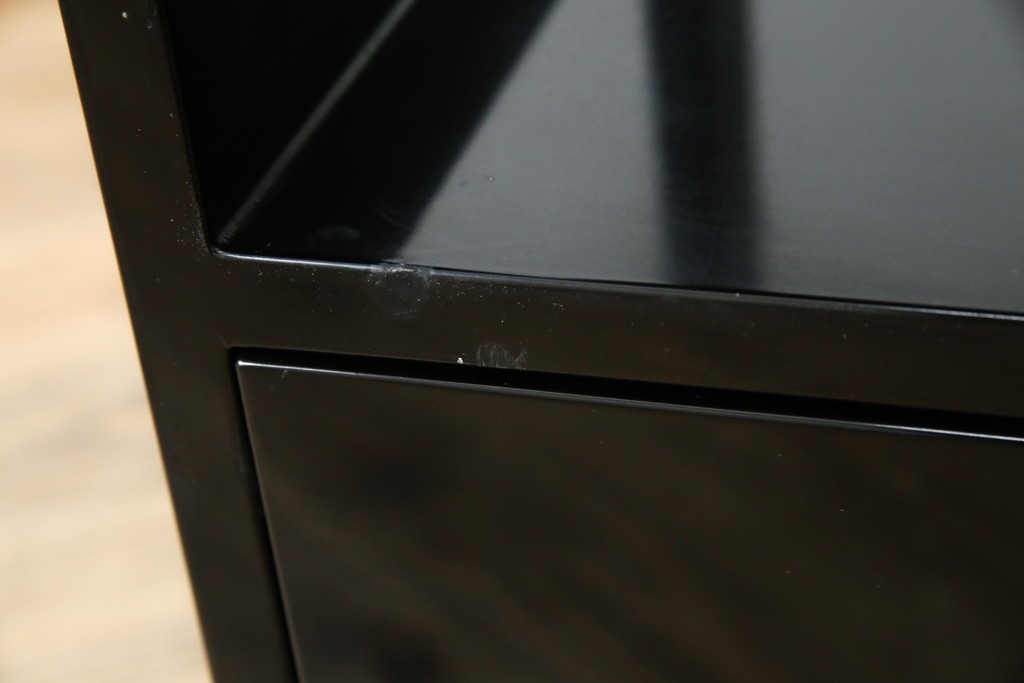 中古　美品!!　輪島塗り　繊細なタッチで描かれた花の意匠が雅な雰囲気を醸し出す茶棚　(R-066527)