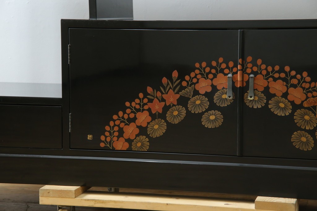 中古　美品!!　輪島塗り　繊細なタッチで描かれた花の意匠が雅な雰囲気を醸し出す茶棚　(R-066527)