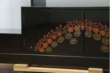 中古　美品!!　輪島塗り　繊細なタッチで描かれた花の意匠が雅な雰囲気を醸し出す茶棚　(R-066527)