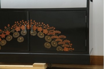 中古　美品!!　輪島塗り　繊細なタッチで描かれた花の意匠が雅な雰囲気を醸し出す茶棚　(R-066527)