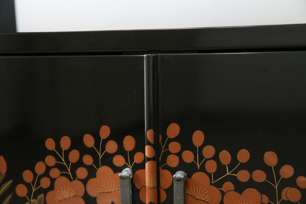 中古　美品!!　輪島塗り　繊細なタッチで描かれた花の意匠が雅な雰囲気を醸し出す茶棚　(R-066527)