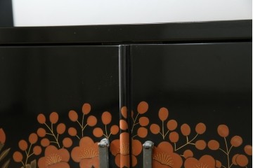 中古　美品!!　輪島塗り　繊細なタッチで描かれた花の意匠が雅な雰囲気を醸し出す茶棚　(R-066527)