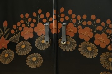 中古　美品!!　輪島塗り　繊細なタッチで描かれた花の意匠が雅な雰囲気を醸し出す茶棚　(R-066527)