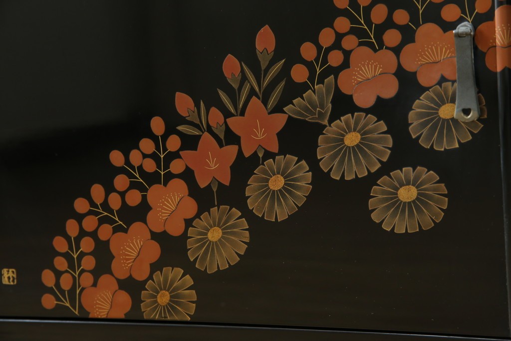 中古　美品!!　輪島塗り　繊細なタッチで描かれた花の意匠が雅な雰囲気を醸し出す茶棚　(R-066527)