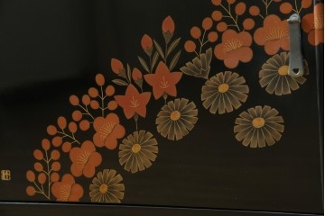 中古　美品!!　輪島塗り　繊細なタッチで描かれた花の意匠が雅な雰囲気を醸し出す茶棚　(R-066527)