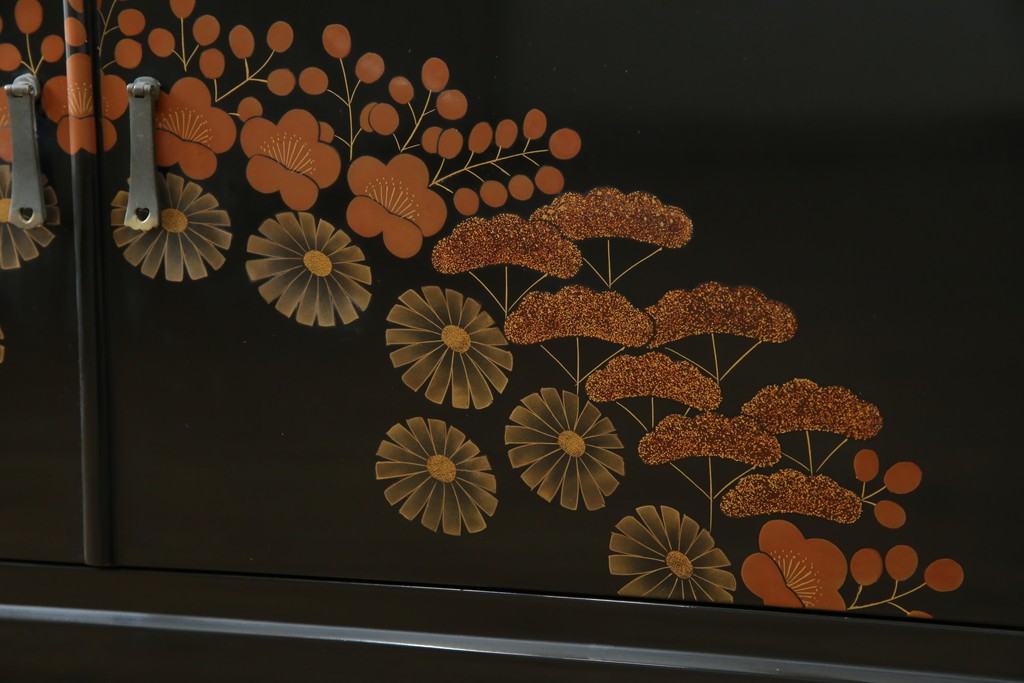 中古　美品!!　輪島塗り　繊細なタッチで描かれた花の意匠が雅な雰囲気を醸し出す茶棚　(R-066527)