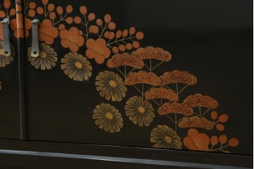 中古　美品!!　輪島塗り　繊細なタッチで描かれた花の意匠が雅な雰囲気を醸し出す茶棚　(R-066527)