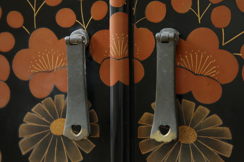 中古　美品!!　輪島塗り　繊細なタッチで描かれた花の意匠が雅な雰囲気を醸し出す茶棚　(R-066527)