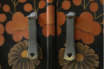 中古　美品!!　輪島塗り　繊細なタッチで描かれた花の意匠が雅な雰囲気を醸し出す茶棚　(R-066527)