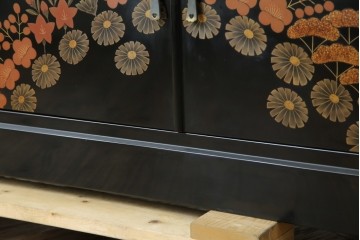 中古　美品!!　輪島塗り　繊細なタッチで描かれた花の意匠が雅な雰囲気を醸し出す茶棚　(R-066527)