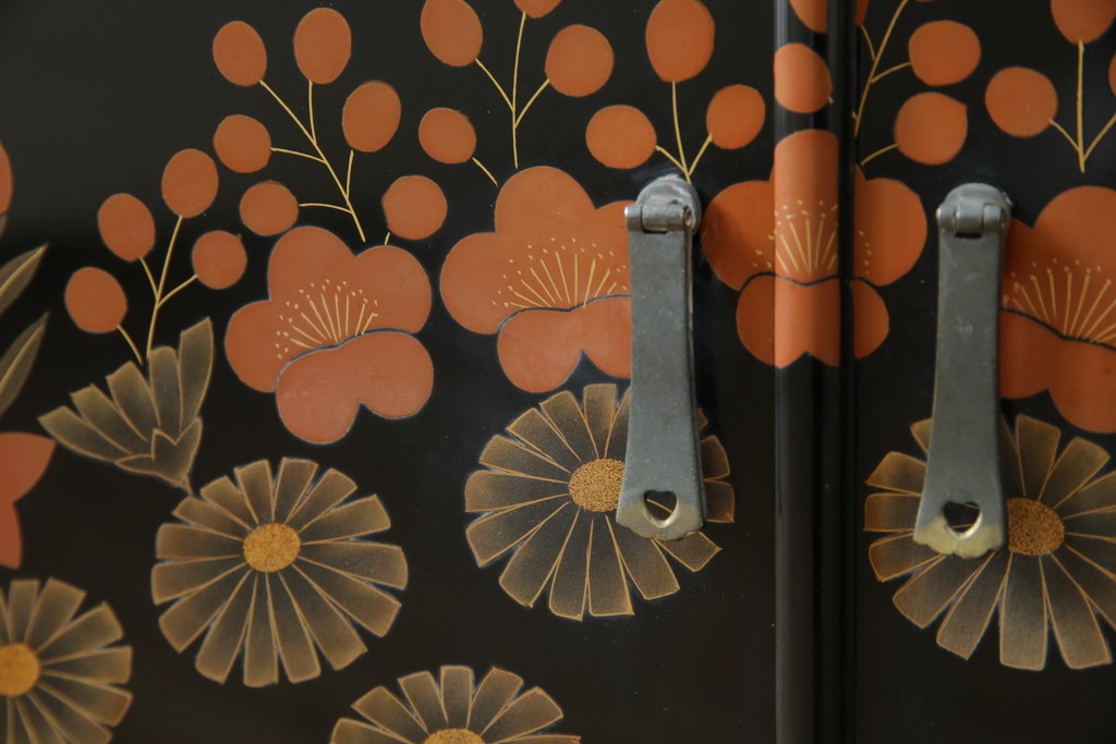 中古　美品!!　輪島塗り　繊細なタッチで描かれた花の意匠が雅な雰囲気を醸し出す茶棚　(R-066527)