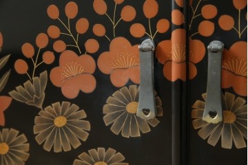 中古　美品!!　輪島塗り　繊細なタッチで描かれた花の意匠が雅な雰囲気を醸し出す茶棚　(R-066527)