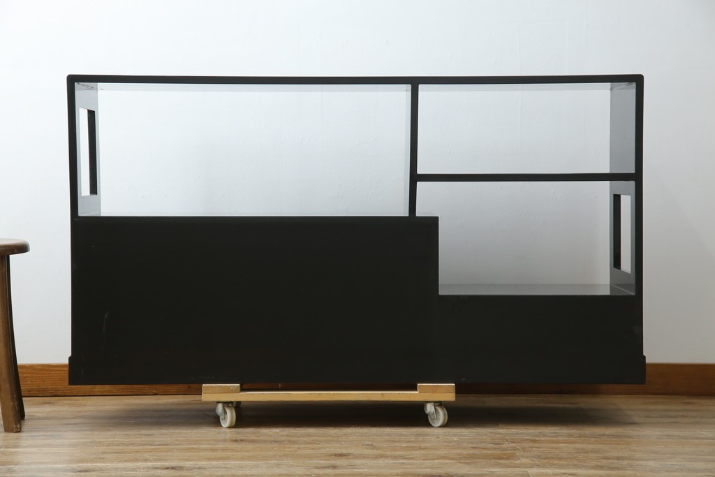 中古　美品!!　輪島塗り　繊細なタッチで描かれた花の意匠が雅な雰囲気を醸し出す茶棚　(R-066527)