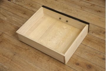 中古　美品!!　輪島塗り　繊細なタッチで描かれた花の意匠が雅な雰囲気を醸し出す茶棚(飾り棚、収納棚、戸棚、違い棚、サイドボード)(R-066527)