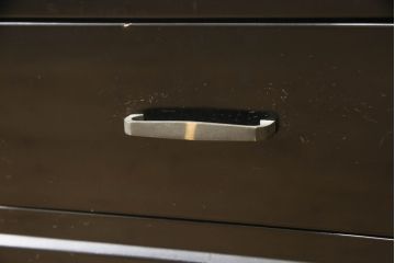 中古　美品!!　輪島塗り　繊細なタッチで描かれた花の意匠が雅な雰囲気を醸し出す茶棚(飾り棚、収納棚、戸棚、違い棚、サイドボード)(R-066527)