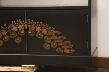 中古　美品!!　輪島塗り　繊細なタッチで描かれた花の意匠が雅な雰囲気を醸し出す茶棚(飾り棚、収納棚、戸棚、違い棚、サイドボード)(R-066527)