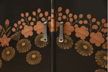 中古　美品!!　輪島塗り　繊細なタッチで描かれた花の意匠が雅な雰囲気を醸し出す茶棚(飾り棚、収納棚、戸棚、違い棚、サイドボード)(R-066527)
