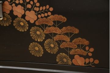 中古　美品!!　輪島塗り　繊細なタッチで描かれた花の意匠が雅な雰囲気を醸し出す茶棚(飾り棚、収納棚、戸棚、違い棚、サイドボード)(R-066527)
