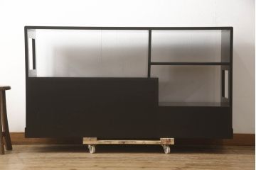 中古　美品!!　輪島塗り　繊細なタッチで描かれた花の意匠が雅な雰囲気を醸し出す茶棚(飾り棚、収納棚、戸棚、違い棚、サイドボード)(R-066527)