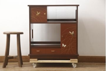 中古　展示未使用品　超美品!!　上原大佳　蒔絵師　漆塗り　蝶々の図柄が優雅な印象の茶棚(サイドボード、飾り棚、収納棚、戸棚、違い棚、手許箪笥)(定価約93万円)(R-066528)