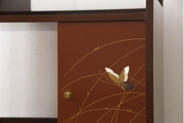 中古　展示未使用品　超美品!!　上原大佳　蒔絵師　漆塗り　蝶々の図柄が優雅な印象の茶棚(サイドボード、飾り棚、収納棚、戸棚、違い棚、手許箪笥)(定価約93万円)(R-066528)