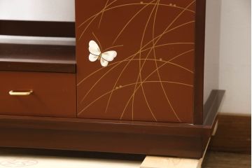 中古　展示未使用品　超美品!!　上原大佳　蒔絵師　漆塗り　蝶々の図柄が優雅な印象の茶棚(サイドボード、飾り棚、収納棚、戸棚、違い棚、手許箪笥)(定価約93万円)(R-066528)