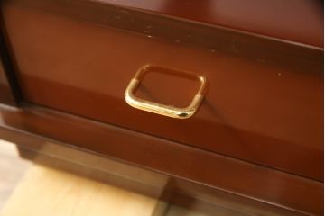中古　展示未使用品　超美品!!　上原大佳　蒔絵師　漆塗り　蝶々の図柄が優雅な印象の茶棚(サイドボード、飾り棚、収納棚、戸棚、違い棚、手許箪笥)(定価約93万円)(R-066528)