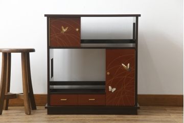 中古　展示未使用品　超美品!!　上原大佳　蒔絵師　漆塗り　蝶々の図柄が優雅な印象の茶棚(サイドボード、飾り棚、収納棚、戸棚、違い棚、手許箪笥)(定価約93万円)(R-066529)
