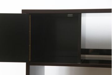 中古　展示未使用品　超美品!!　上原大佳　蒔絵師　漆塗り　蝶々の図柄が優雅な印象の茶棚(サイドボード、飾り棚、収納棚、戸棚、違い棚、手許箪笥)(定価約93万円)(R-066529)