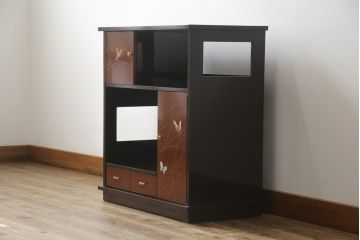中古　展示未使用品　超美品!!　上原大佳　蒔絵師　漆塗り　蝶々の図柄が優雅な印象の茶棚(サイドボード、飾り棚、収納棚、戸棚、違い棚、手許箪笥)(定価約93万円)(R-066529)