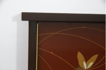 中古　展示未使用品　超美品!!　上原大佳　蒔絵師　漆塗り　蝶々の図柄が優雅な印象の茶棚(サイドボード、飾り棚、収納棚、戸棚、違い棚、手許箪笥)(定価約93万円)(R-066529)