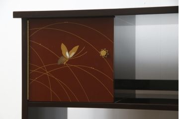 中古　展示未使用品　超美品!!　上原大佳　蒔絵師　漆塗り　蝶々の図柄が優雅な印象の茶棚(サイドボード、飾り棚、収納棚、戸棚、違い棚、手許箪笥)(定価約93万円)(R-066529)