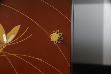 中古　展示未使用品　超美品!!　上原大佳　蒔絵師　漆塗り　蝶々の図柄が優雅な印象の茶棚(サイドボード、飾り棚、収納棚、戸棚、違い棚、手許箪笥)(定価約93万円)(R-066529)