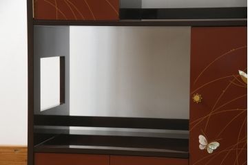 中古　展示未使用品　超美品!!　上原大佳　蒔絵師　漆塗り　蝶々の図柄が優雅な印象の茶棚(サイドボード、飾り棚、収納棚、戸棚、違い棚、手許箪笥)(定価約93万円)(R-066529)