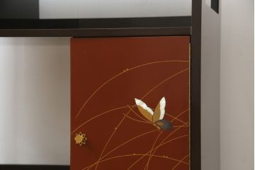 中古　展示未使用品　超美品!!　上原大佳　蒔絵師　漆塗り　蝶々の図柄が優雅な印象の茶棚(サイドボード、飾り棚、収納棚、戸棚、違い棚、手許箪笥)(定価約93万円)(R-066529)