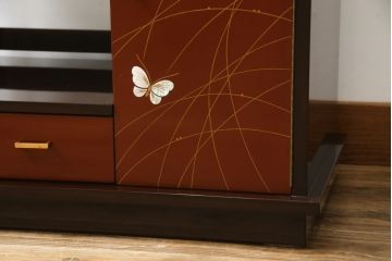中古　展示未使用品　超美品!!　上原大佳　蒔絵師　漆塗り　蝶々の図柄が優雅な印象の茶棚(サイドボード、飾り棚、収納棚、戸棚、違い棚、手許箪笥)(定価約93万円)(R-066529)