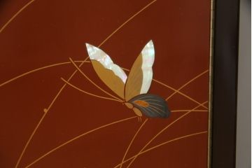 中古　展示未使用品　超美品!!　上原大佳　蒔絵師　漆塗り　蝶々の図柄が優雅な印象の茶棚(サイドボード、飾り棚、収納棚、戸棚、違い棚、手許箪笥)(定価約93万円)(R-066529)