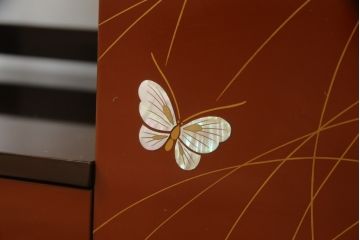 中古　展示未使用品　超美品!!　上原大佳　蒔絵師　漆塗り　蝶々の図柄が優雅な印象の茶棚(サイドボード、飾り棚、収納棚、戸棚、違い棚、手許箪笥)(定価約93万円)(R-066529)