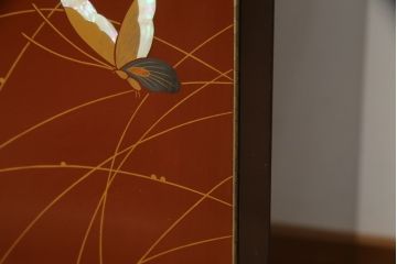 中古　展示未使用品　超美品!!　上原大佳　蒔絵師　漆塗り　蝶々の図柄が優雅な印象の茶棚(サイドボード、飾り棚、収納棚、戸棚、違い棚、手許箪笥)(定価約93万円)(R-066529)